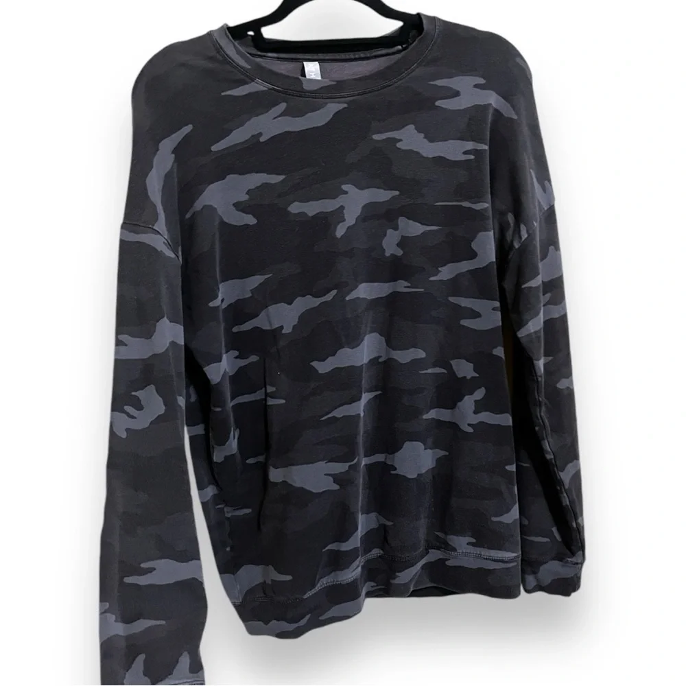 Athleta women’s camo super soft crewneck sweater size medium